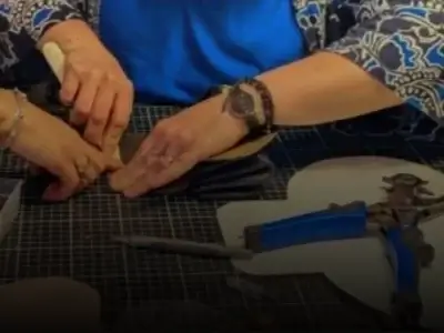 Des mains de femmes en atelier découverte du cuir qui coupent un morceau de cuir- Pau de cuir-Pau-Maroquinerie artisanale