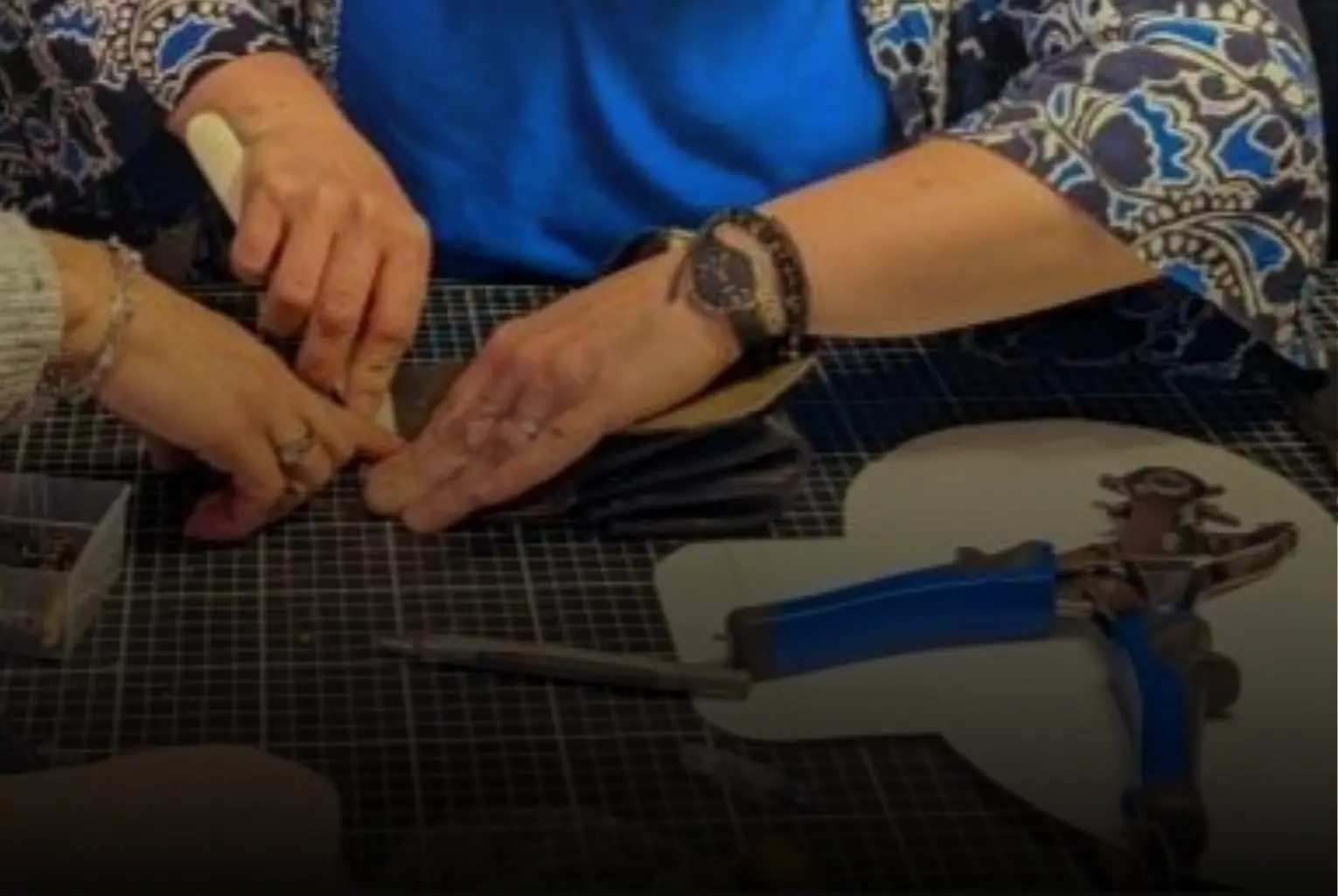 Des mains de femmes en atelier découverte du cuir qui coupent un morceau de cuir- Pau de cuir-Pau-Maroquinerie artisanale
