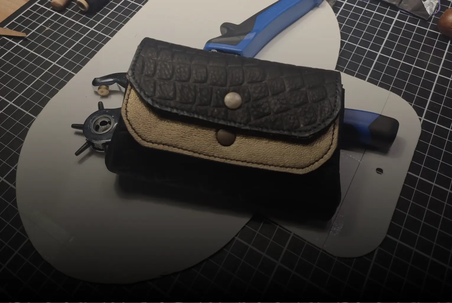 Modèle de portefeuille en cuir réalisé en atelier découverte du cuir qui coupent un morceau de cuir- Pau de cuir-Pau-Maroquinerie artisanale