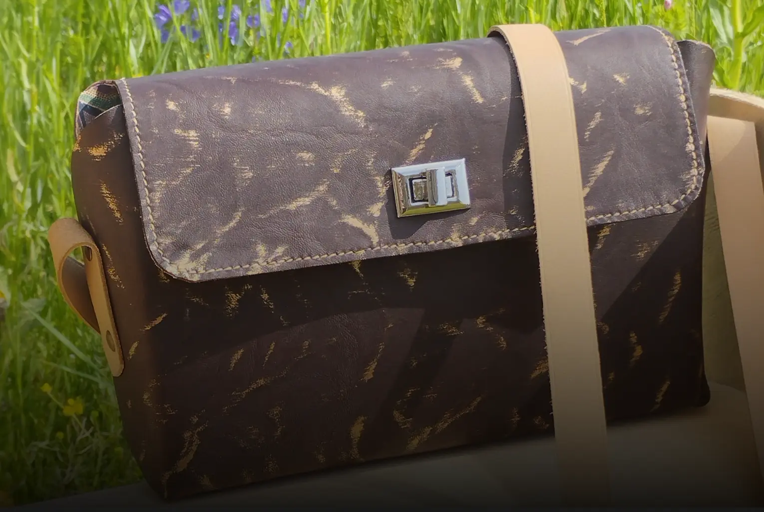 sac en cuir brun et or, modèle style besace- Pau de cuir-Pau - Maroquinerie artisananle