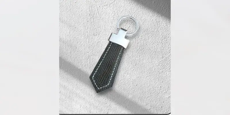 Porte-clés en cuir upcyclé vert-Pau de Cuir-Pau-Maroquinerie artisanale