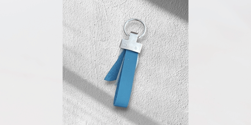 Porte-clés Plume en cuir upcyclé bleu – Image 2