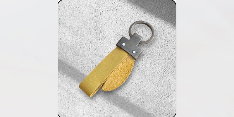 Porte-clés Plume en cuir upcyclé jaune – Image 2