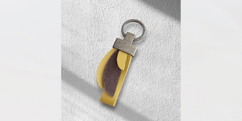 Porte-clés Plume en cuir upcyclé jaune