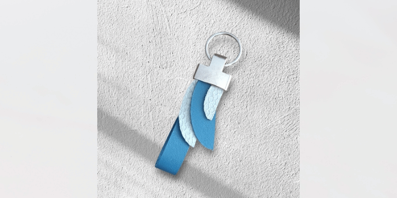 Porte-clés Plume en cuir upcyclé bleu