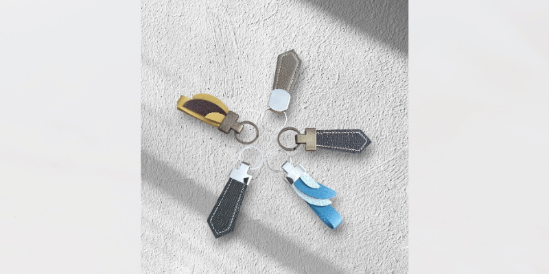 Porte-clés Plume en cuir upcyclé bleu – Image 3