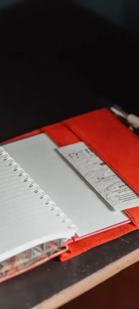 Protège agenda en cuir rouge avec des pochettes de rangement-Création sur mesure-Pau de Cuir-Maroquinerie artisanale-Pau