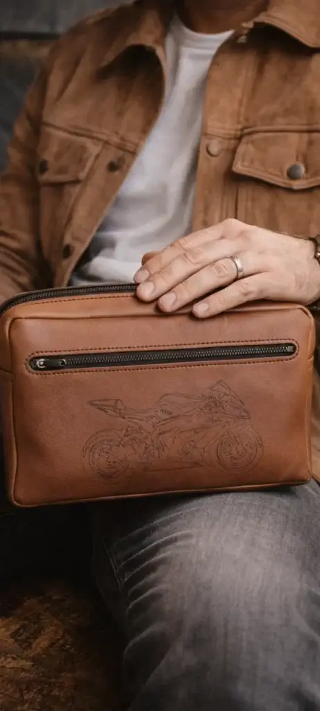 Sacoche en cuir brun pour homme gravée avec une moto-sur mesure-pau de Cuir-Maroquinherie artisanale-Pau
