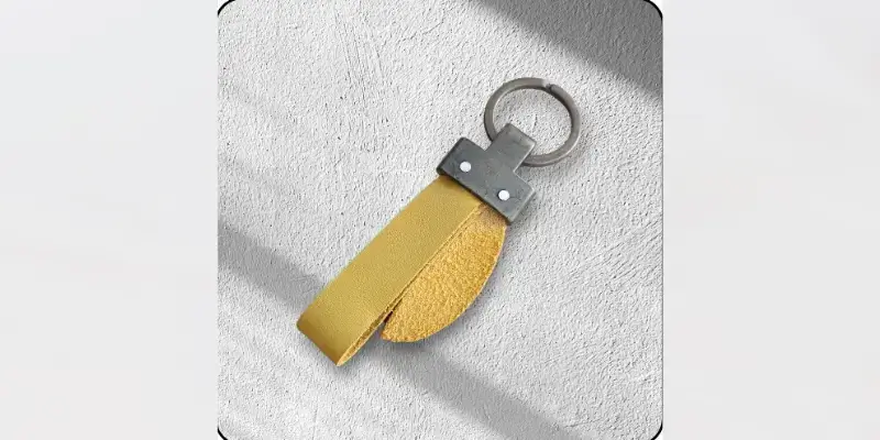 Porte-clés Plume en cuir upcyclé jaune-Pau de Cuir-Pau-Maroquinerie artisanale