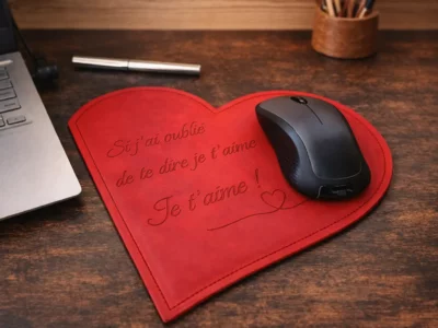 Tapis de souris en cuir rouge en forme de cœur, personnalisable avec un message d’amour. Un cadeau artisanal unique, fait main à Pau, élégant et durable-Pau de Cuir-Maroquinerie artisanale