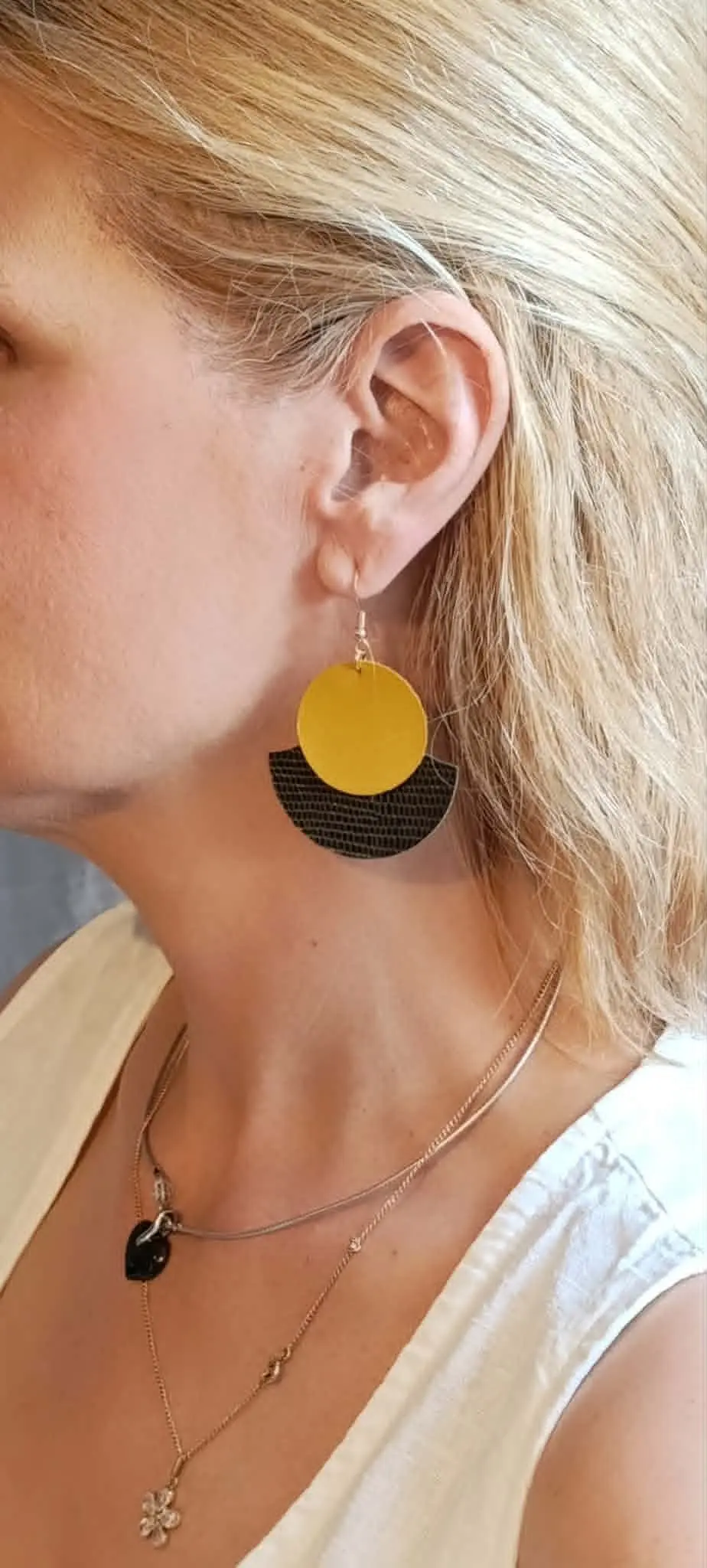 Zoom boucles d'oreilles en cuir gingko verte et rond jaune portées- Pau de Cuir-Maroquinerie artisanale - Pau