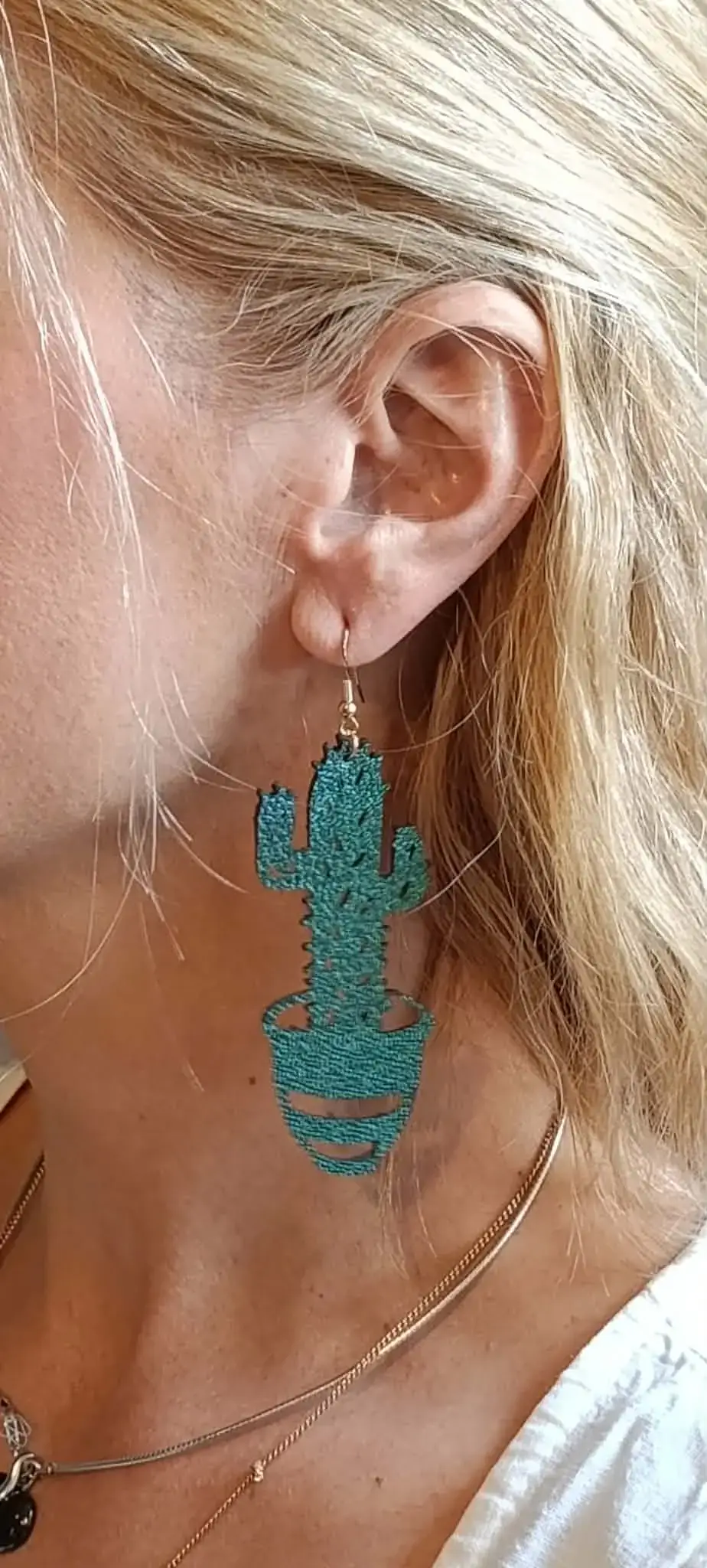 Zoom boucles d'oreilles Cactus en cuir upcyclé artisanales portées - Pau de Cuir-Maroquinerie artisanale - Pau