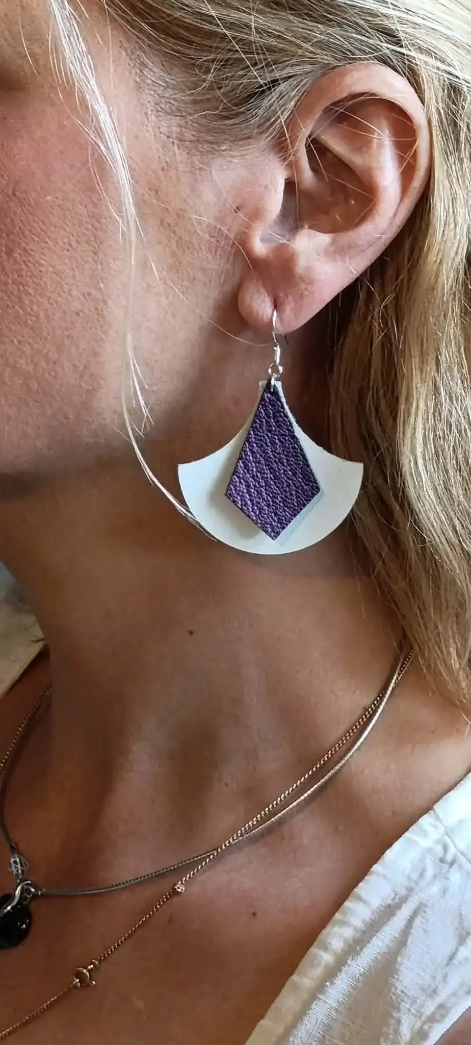 Zoom boucles d'oreilles en cuir gingko blanc et losange violet portées- Pau de Cuir-Maroquinerie artisanale - Pau
