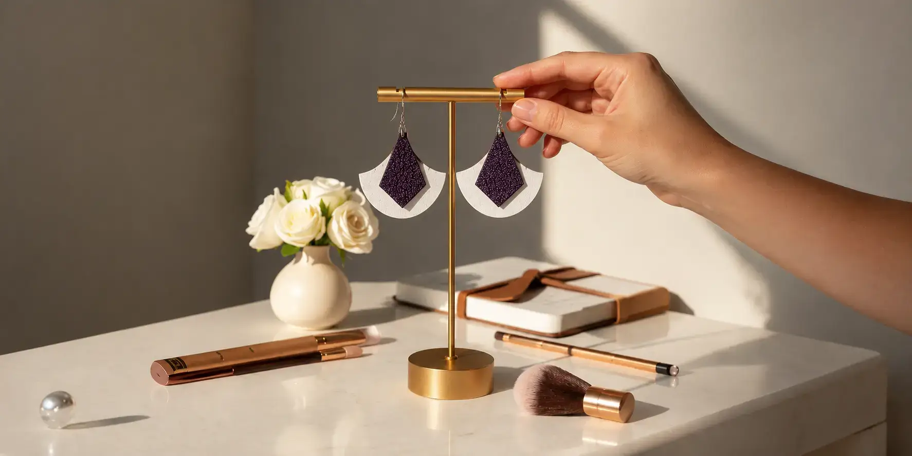 Boucles d'oreilles en cuir gingko blanc et losange violet posées sur un présentoir en laiton doré- Pau de Cuir-Maroquinerie artisanale - Pau
