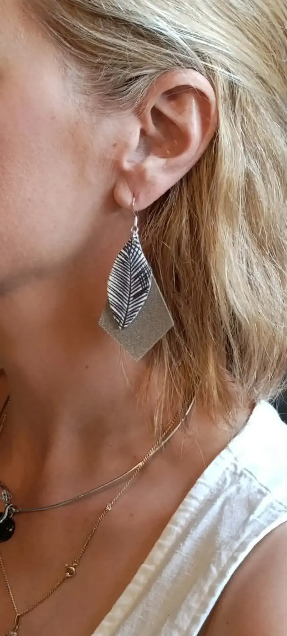 Zoom boucles d'oreilles Prisme doré et feuille noir&blanc en cuir upcyclé artisanales portées - Pau de Cuir-Maroquinerie artisanale - Pau