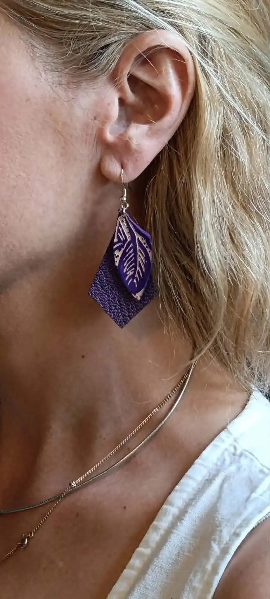 Zoom boucles d'oreilles en cuir prisme violet et feuille embossée portées- Pau de Cuir-Maroquinerie artisanale - Pau